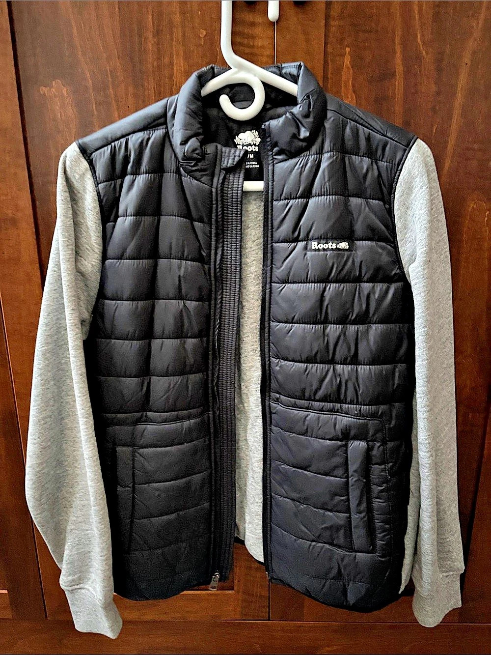 Roots Quilted Hybrid Vest in Black & Gray Size Medium
